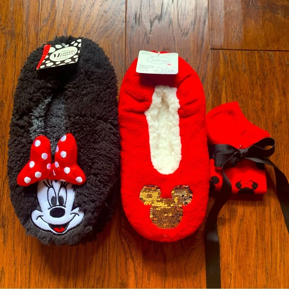 Minnie Mouse Slippers & Sock Gift Set NWT Christmas